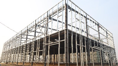 蔚蓝钢构百科：从地基到屋顶，带您一步步认识钢结构厂房的建造过程