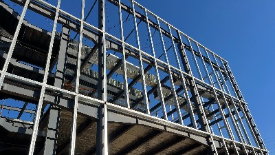 如何控制钢结构厂房施工质量？关键构件安装验收标准解